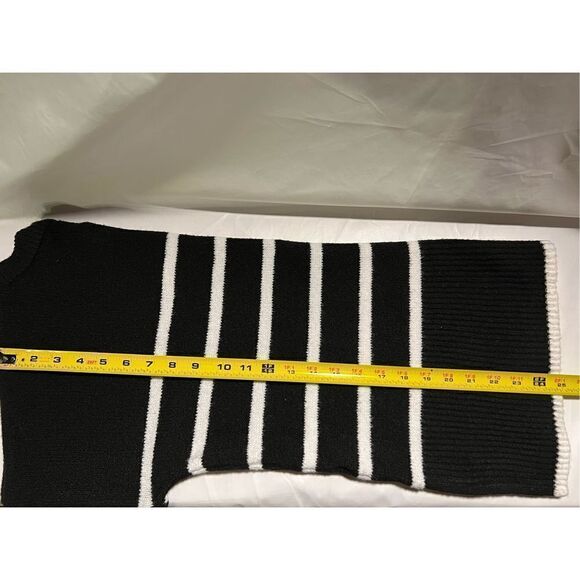 Inner Circle Women’s Black and White Striped Pull Over Sweater Size Medium - Picture 6 of 7